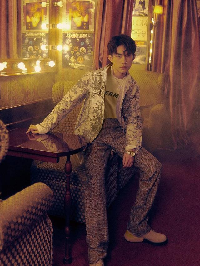 易烊千玺全新大片来袭,眼镜造型超抢镜,仅靠一招开启大佬模式!