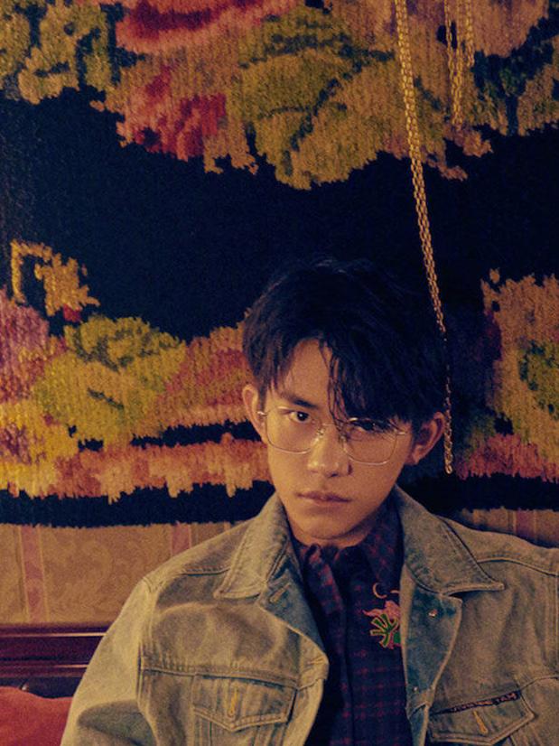 易烊千玺全新大片来袭,眼镜造型超抢镜,仅靠一招开启大佬模式!