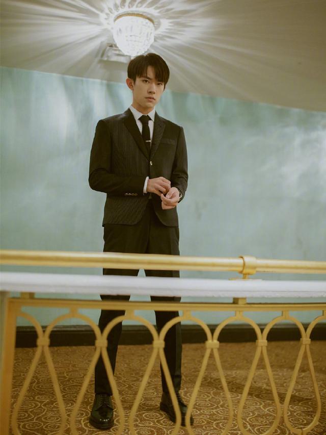 易烊千玺真会玩,两套造型都搭配西装,风格却差这么多!