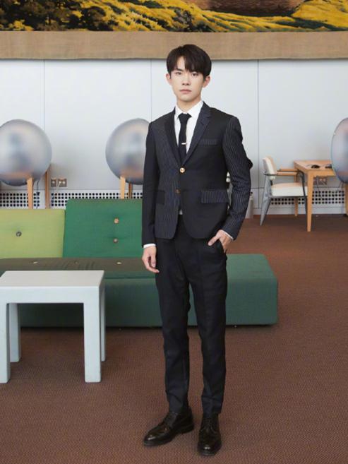 易烊千玺真会玩,两套造型都搭配西装,风格却差这么多!