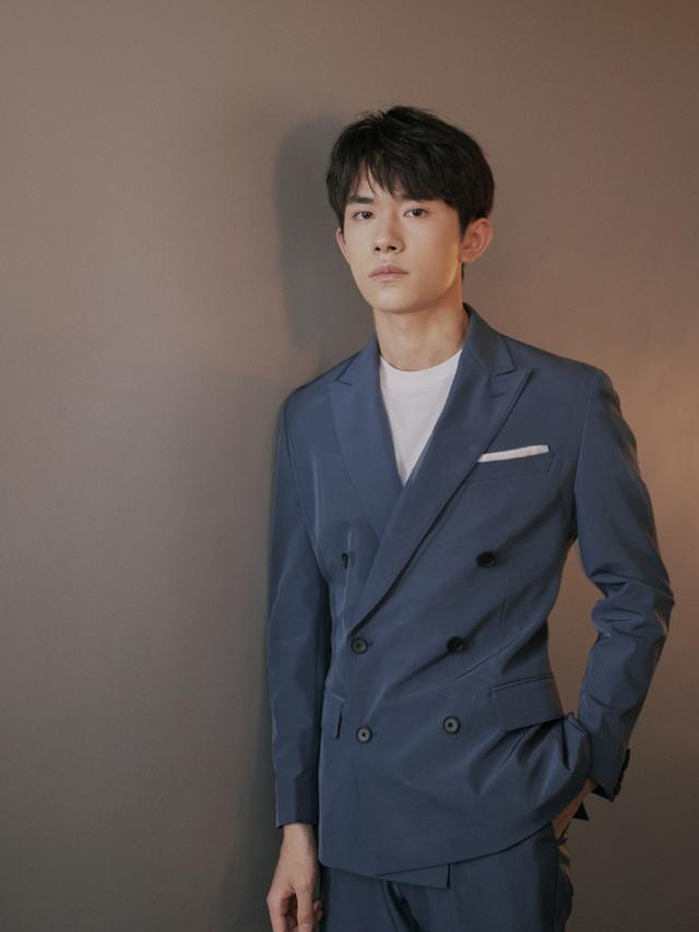 易烊千玺真会玩,两套造型都搭配西装,风格却差这么多!