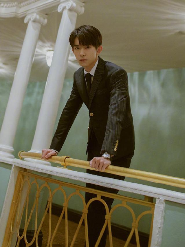 易烊千玺真会玩,两套造型都搭配西装,风格却差这么多!