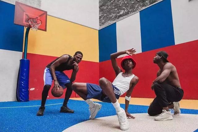 打了几十年球,你才告诉我「球衣」还可以这样穿搭上街?