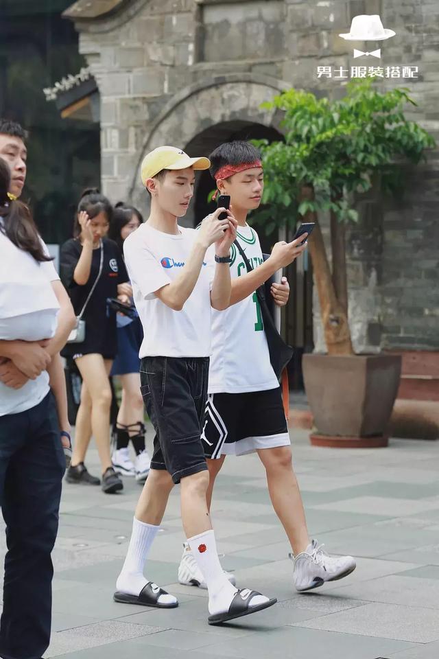 打了几十年球,你才告诉我「球衣」还可以这样穿搭上街?