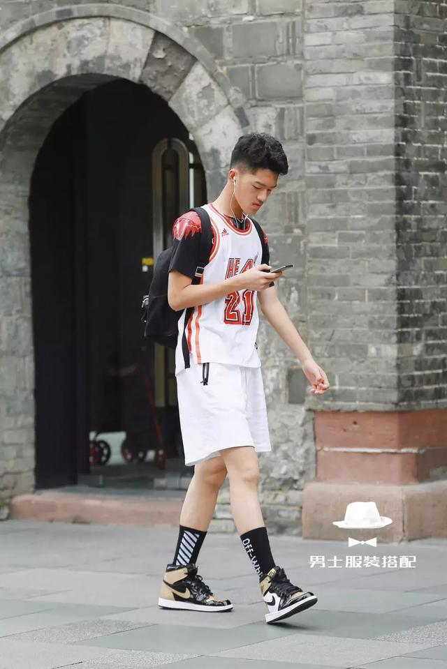 打了几十年球,你才告诉我「球衣」还可以这样穿搭上街?