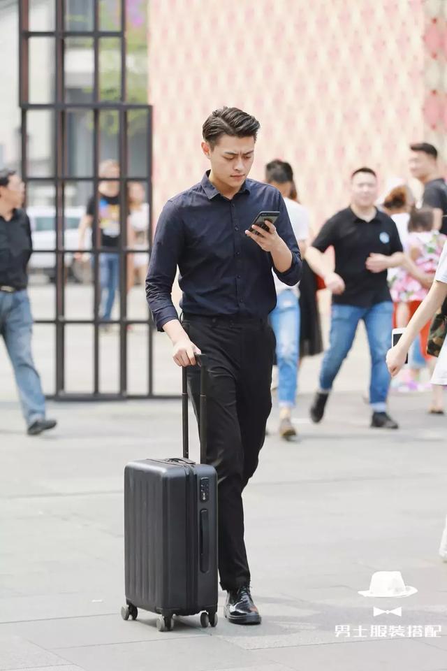 如何将基础款的衬衫穿出高级感?