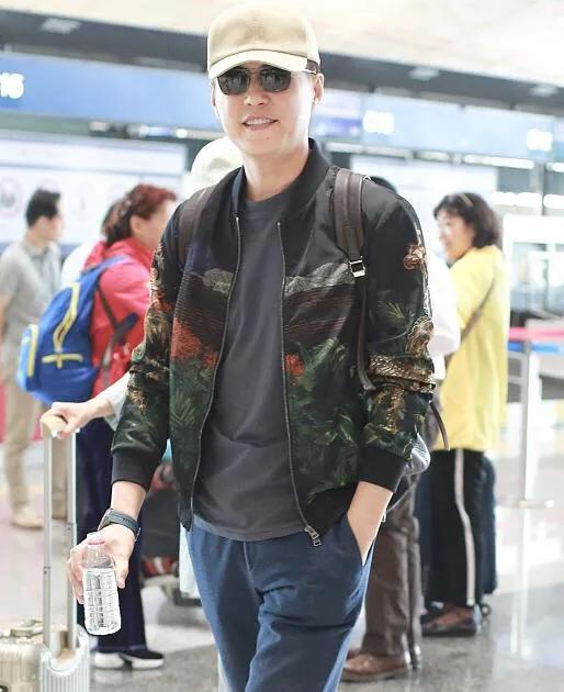 靳东亮相机场,一身休闲时装,尽显男神风范