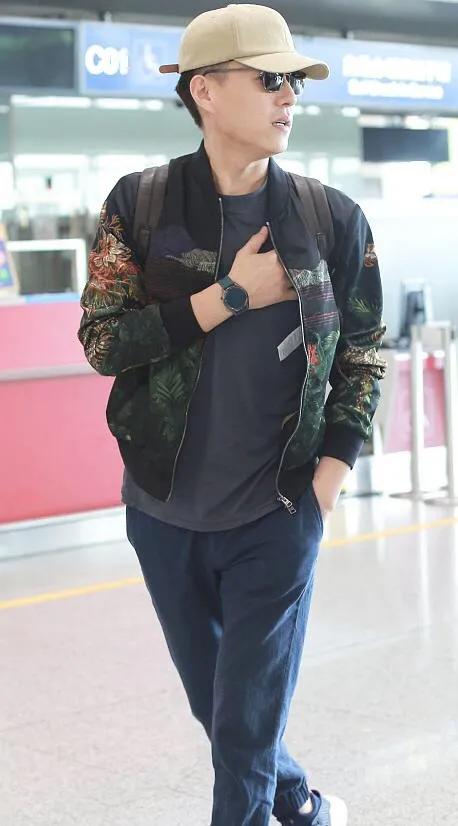 靳东亮相机场,一身休闲时装,尽显男神风范