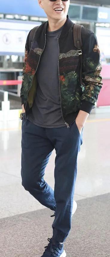 靳东亮相机场,一身休闲时装,尽显男神风范
