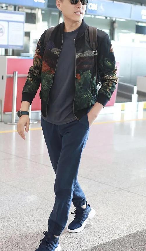 靳东亮相机场,一身休闲时装,尽显男神风范