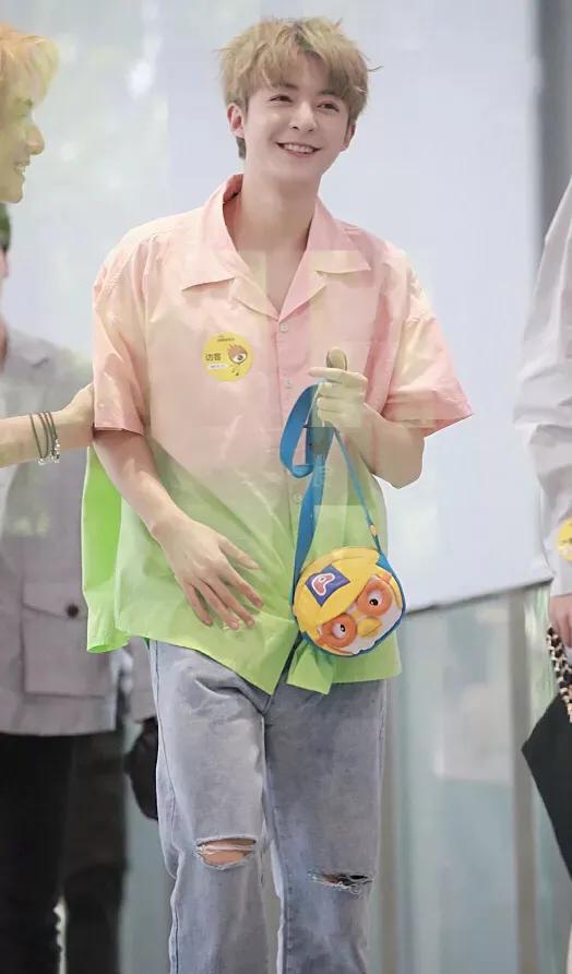 UNINE活动照太帅,李振宁白衣粉发甜心坎,管栎糖果衫真清春