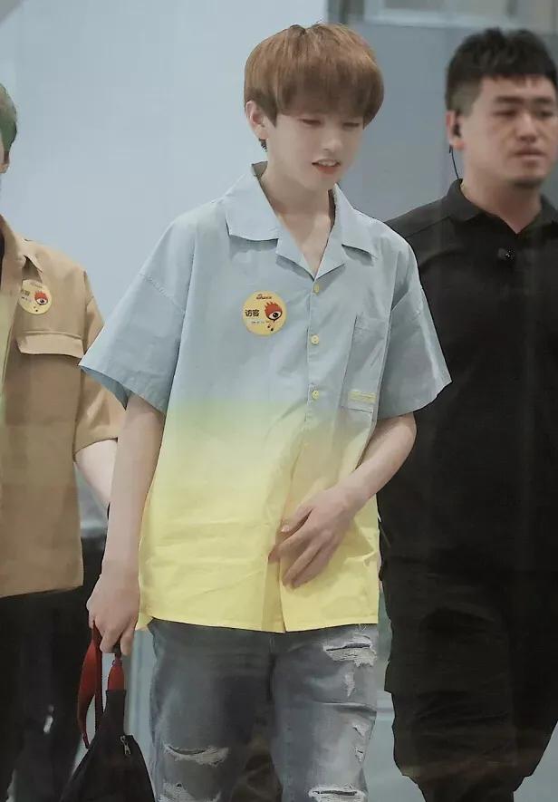 UNINE活动照太帅,李振宁白衣粉发甜心坎,管栎糖果衫真清春