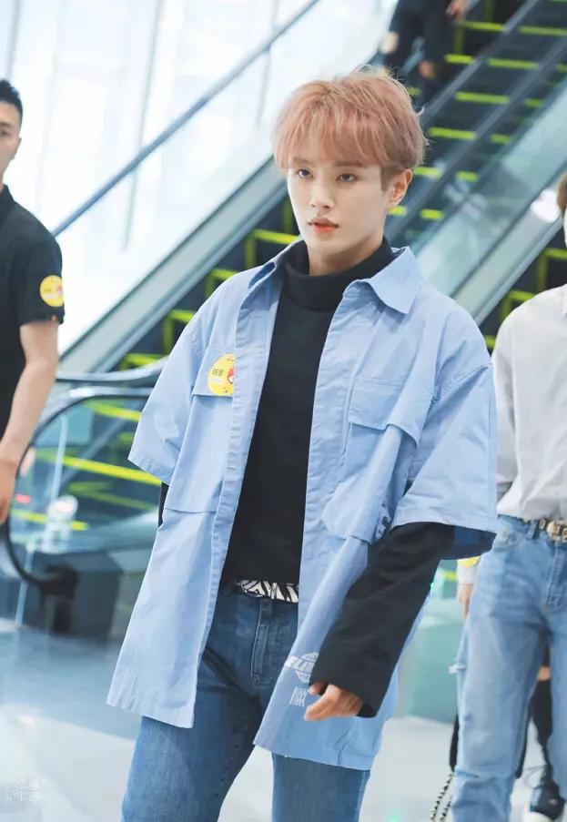 UNINE活动照太帅,李振宁白衣粉发甜心坎,管栎糖果衫真清春