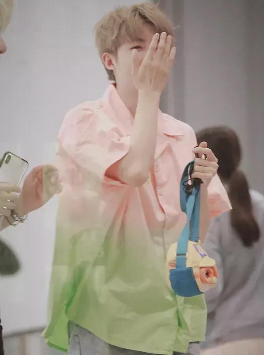 UNINE活动照太帅,李振宁白衣粉发甜心坎,管栎糖果衫真清春