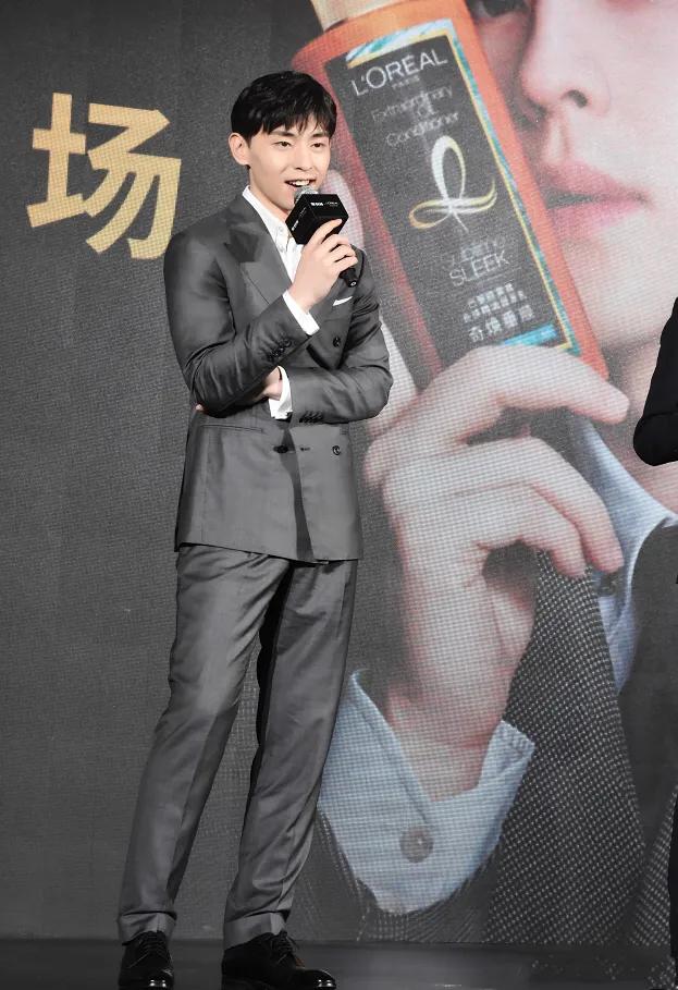 邓伦不停散发魅力!穿蓝衬衫清爽如少年,胸肌若隐若现实在太撩人