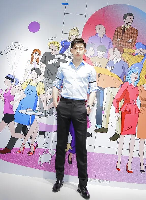 邓伦不停散发魅力!穿蓝衬衫清爽如少年,胸肌若隐若现实在太撩人