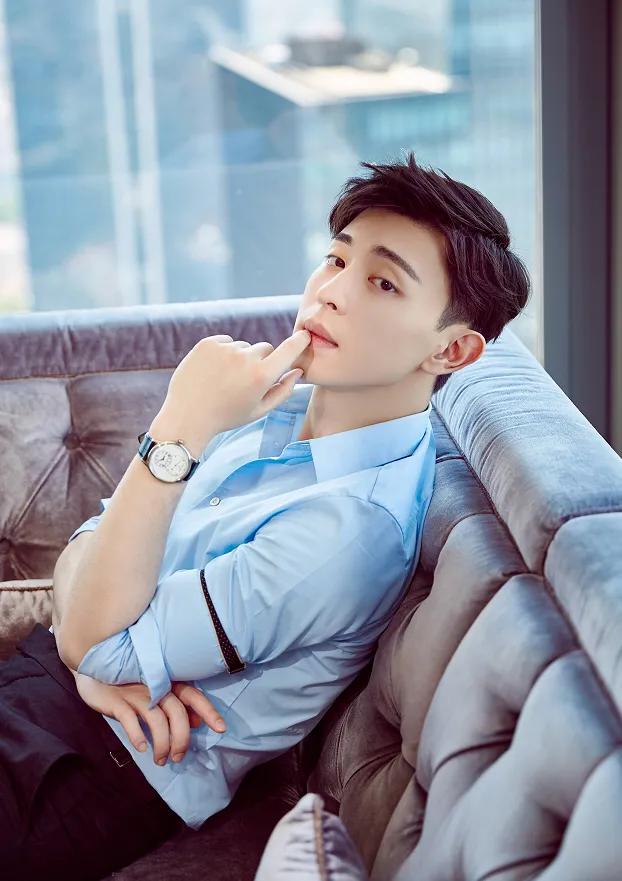 邓伦不停散发魅力!穿蓝衬衫清爽如少年,胸肌若隐若现实在太撩人