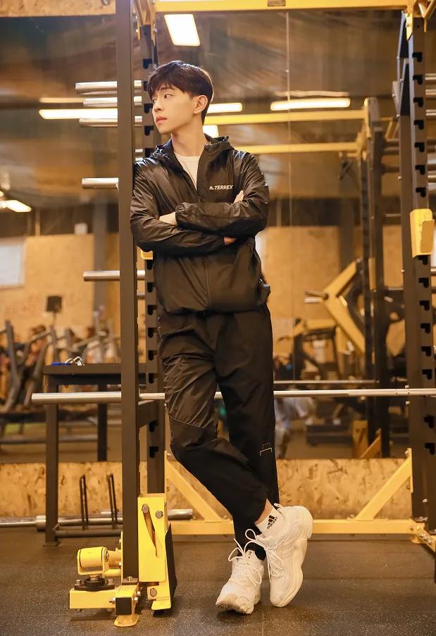 邓伦不停散发魅力!穿蓝衬衫清爽如少年,胸肌若隐若现实在太撩人