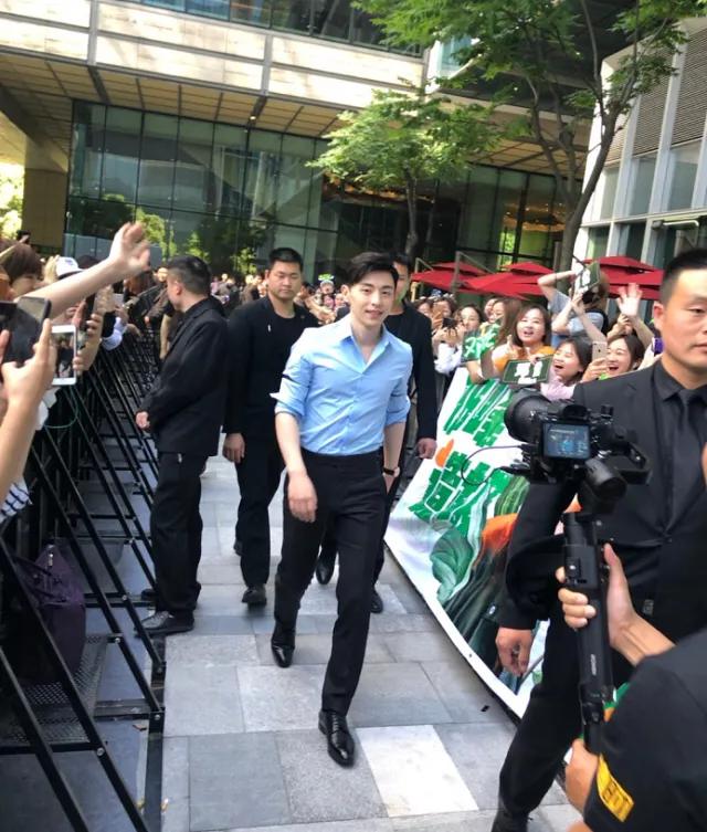 邓伦不停散发魅力!穿蓝衬衫清爽如少年,胸肌若隐若现实在太撩人