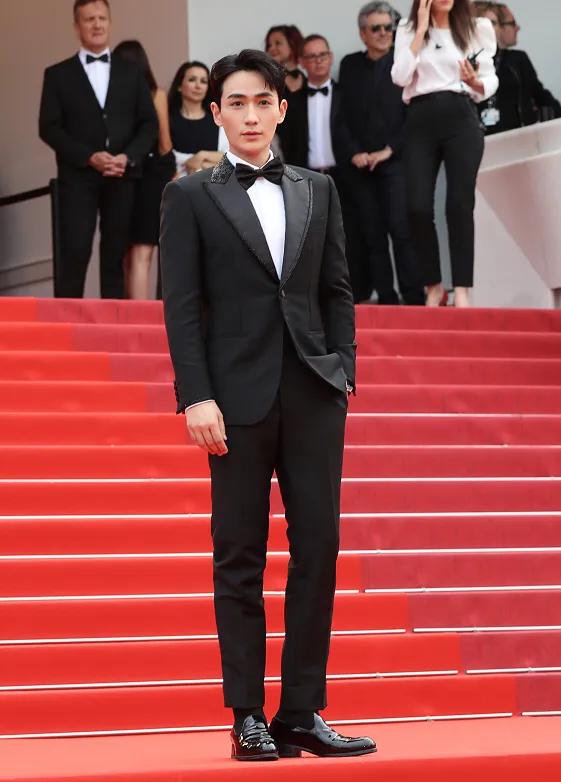 朱一龙真的是一人千面,梳起刘海干练又霸气,放下刘海后软萌可爱