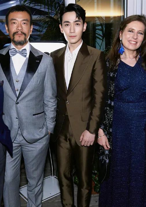 朱一龙真的是一人千面,梳起刘海干练又霸气,放下刘海后软萌可爱