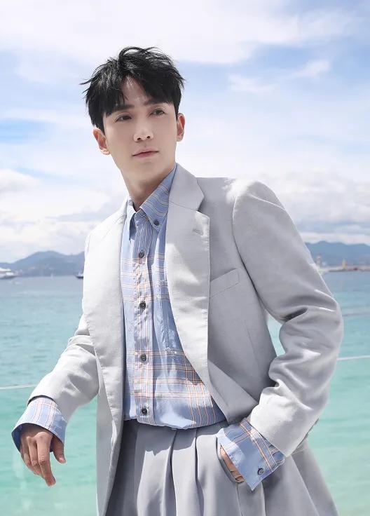 朱一龙真的是一人千面,梳起刘海干练又霸气,放下刘海后软萌可爱