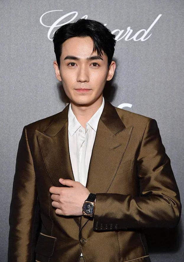 朱一龙真的是一人千面,梳起刘海干练又霸气,放下刘海后软萌可爱