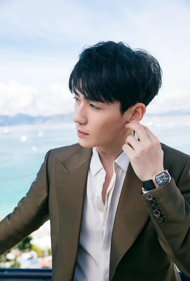 朱一龙真的是一人千面,梳起刘海干练又霸气,放下刘海后软萌可爱