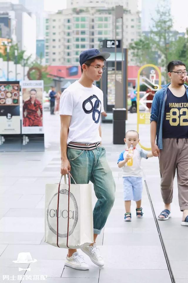 这个夏天,如何把白T恤穿得跟别人不一样?