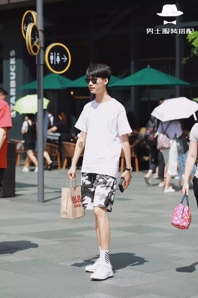 这个夏天,如何把白T恤穿得跟别人不一样?