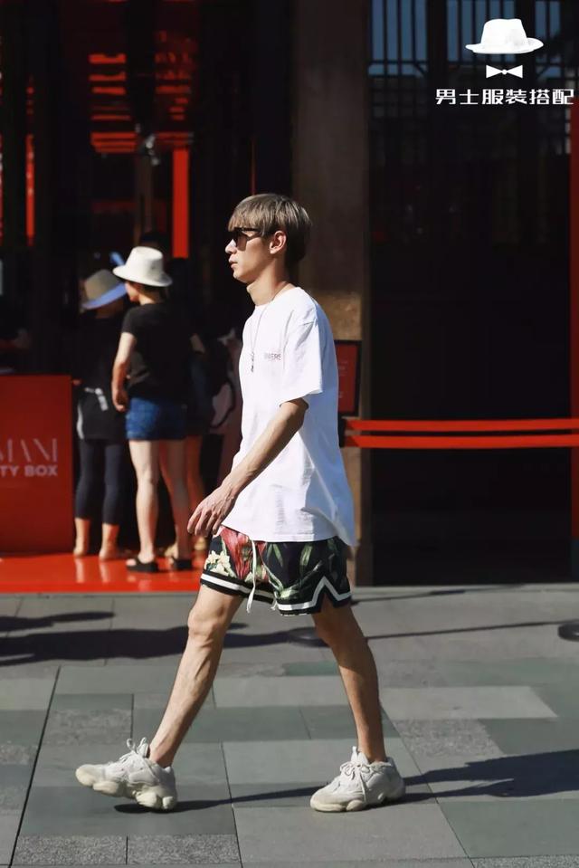这个夏天,如何把白T恤穿得跟别人不一样?
