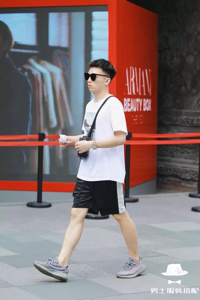 这个夏天,如何把白T恤穿得跟别人不一样?