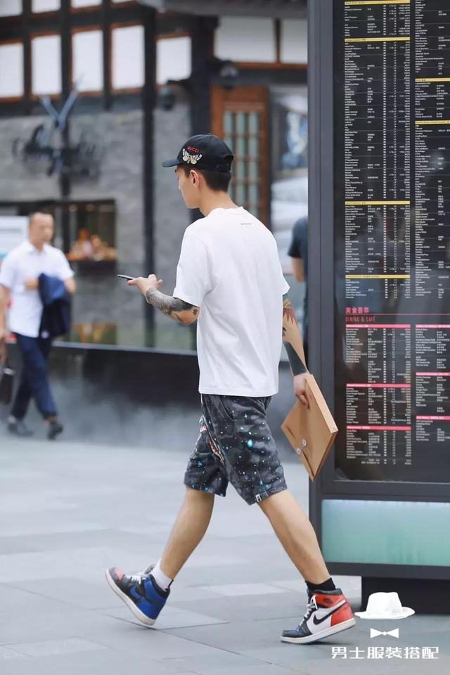 这个夏天,如何把白T恤穿得跟别人不一样?