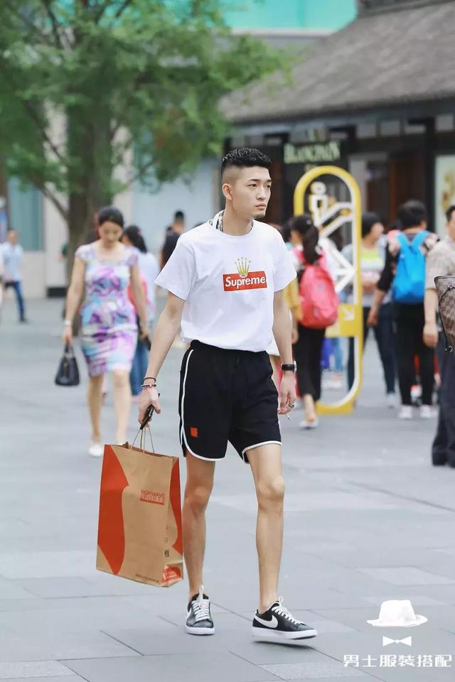 这个夏天,如何把白T恤穿得跟别人不一样?