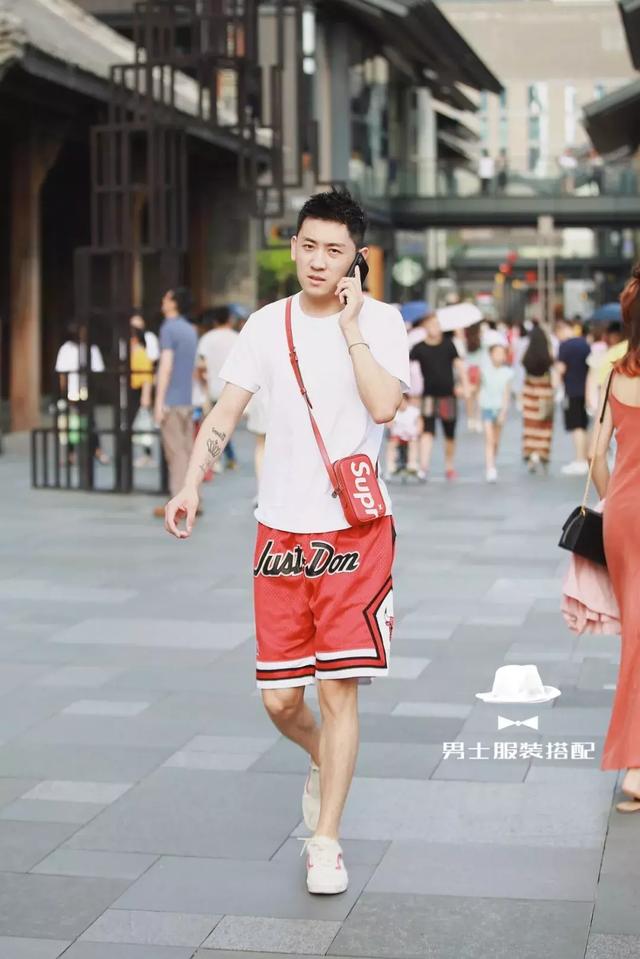 这个夏天,如何把白T恤穿得跟别人不一样?