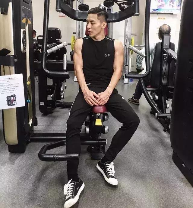 台大体育生校草,满屏荷尔蒙公狗腰吸睛撩粉