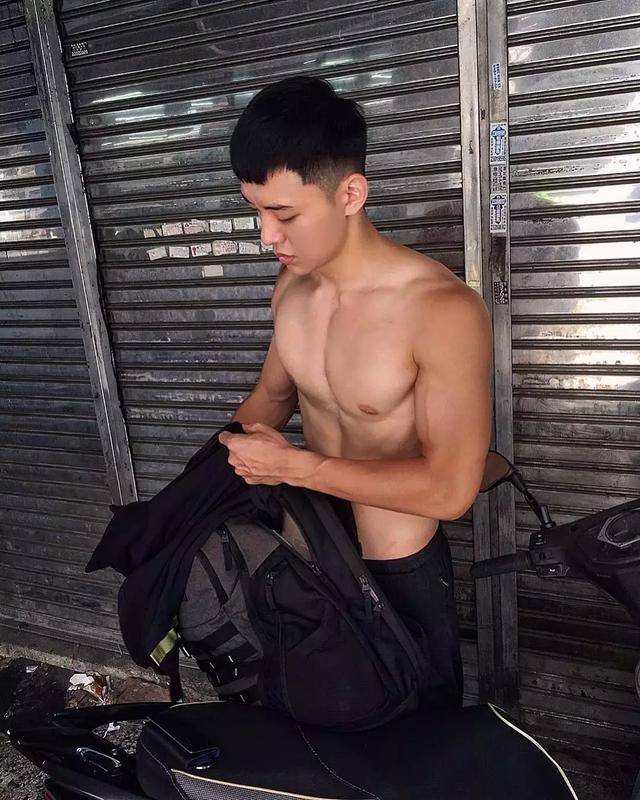 台大体育生校草,满屏荷尔蒙公狗腰吸睛撩粉