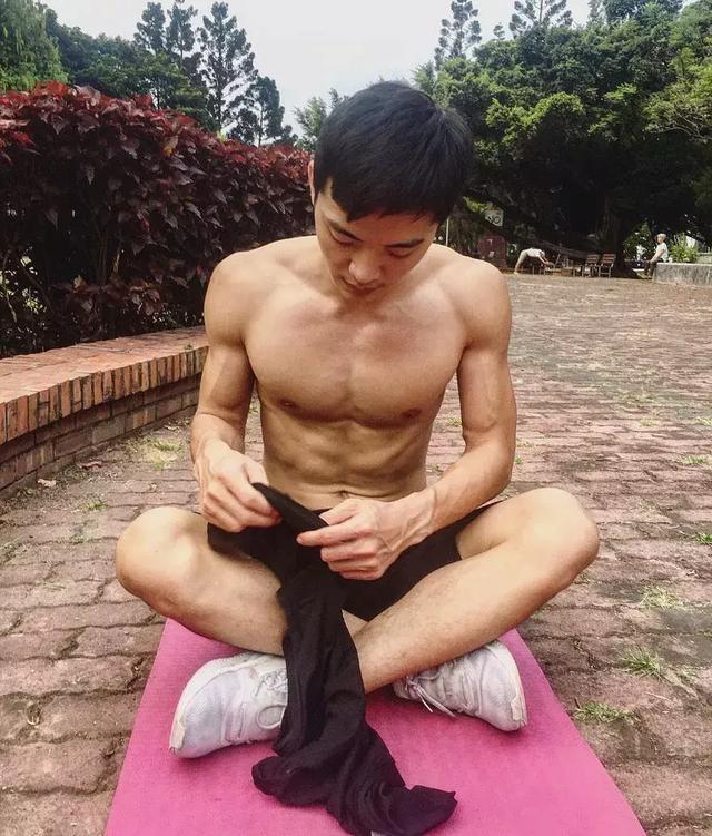 台大体育生校草,满屏荷尔蒙公狗腰吸睛撩粉