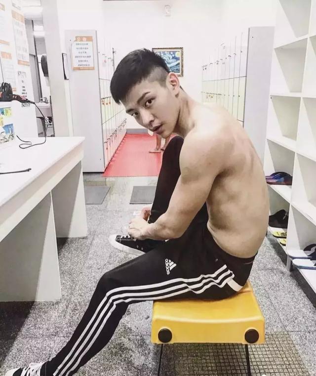 台大体育生校草,满屏荷尔蒙公狗腰吸睛撩粉