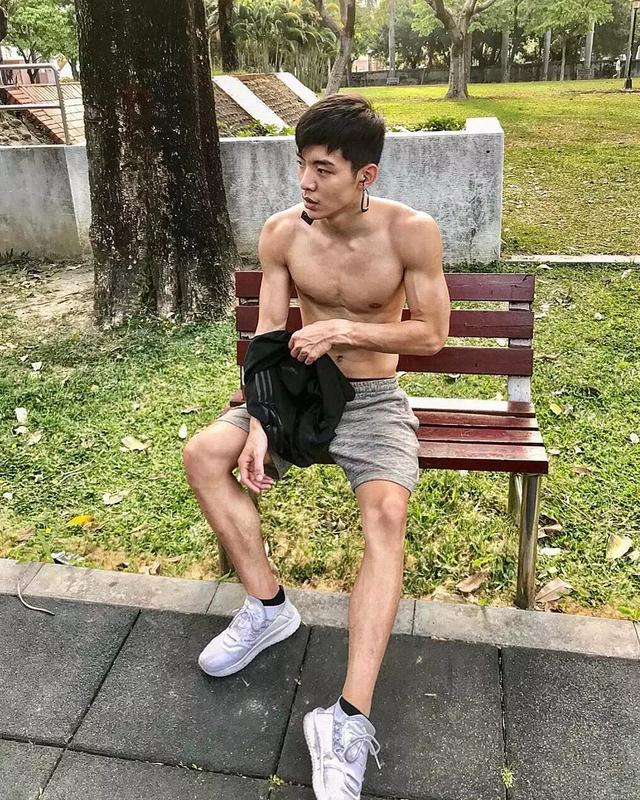 台大体育生校草,满屏荷尔蒙公狗腰吸睛撩粉