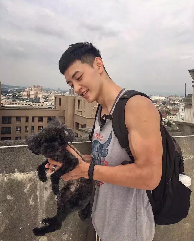 台大体育生校草,满屏荷尔蒙公狗腰吸睛撩粉