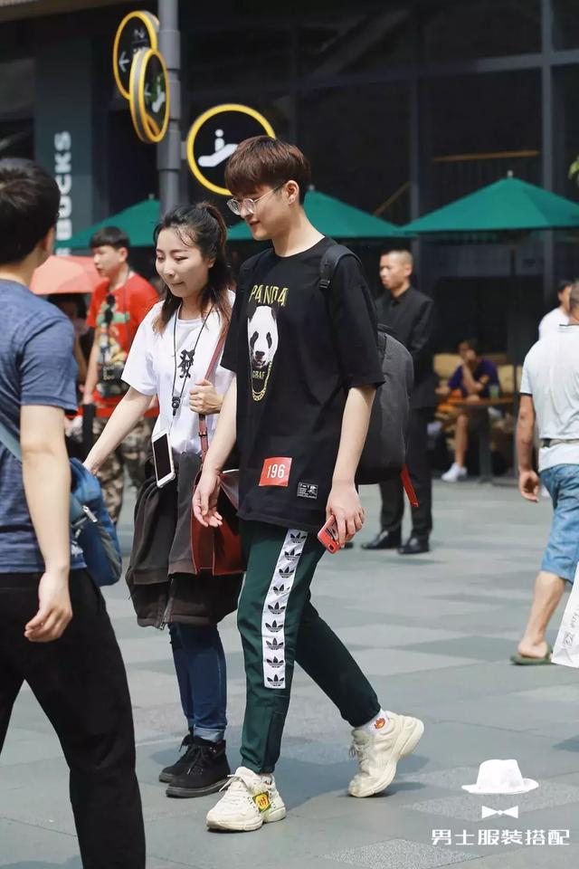 为什么时尚达人今年都喜欢穿这条裤子?