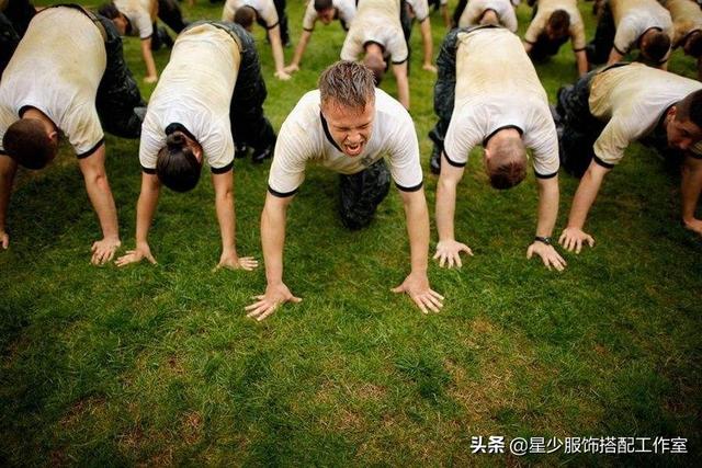 男人穿T恤太平凡?掌握这3点,基础款也能很性感