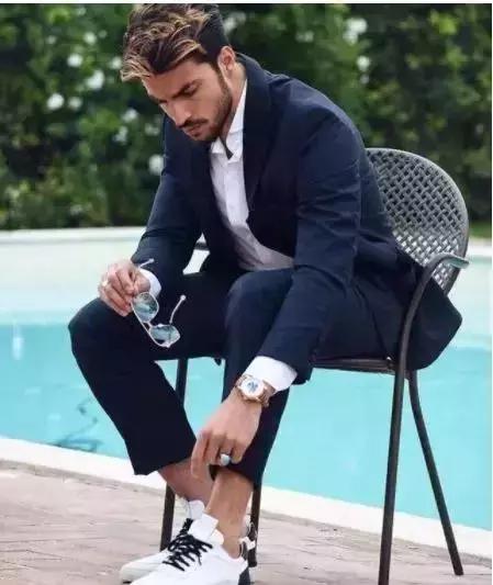 摆脱西装的沉闷感,怎么才能穿得更年轻?