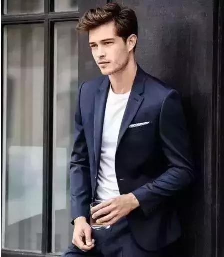 摆脱西装的沉闷感,怎么才能穿得更年轻?