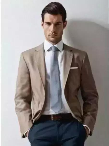 摆脱西装的沉闷感,怎么才能穿得更年轻?