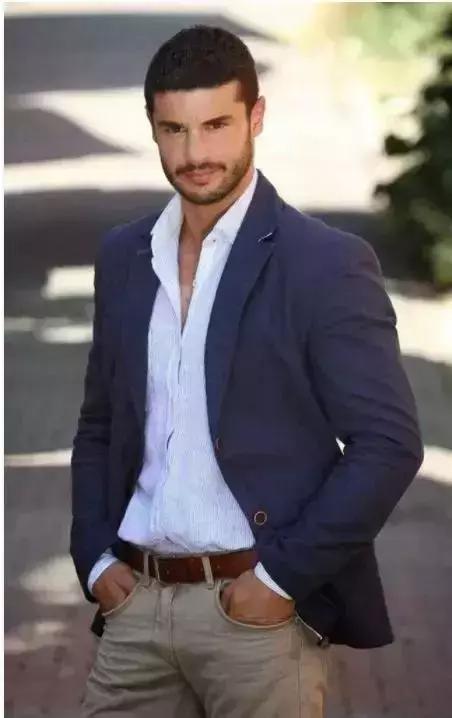 摆脱西装的沉闷感,怎么才能穿得更年轻?