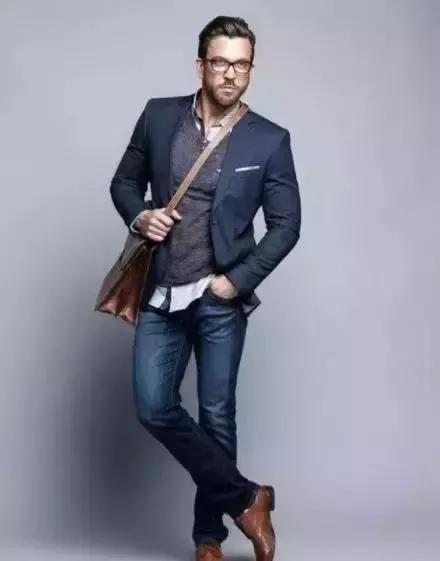 摆脱西装的沉闷感,怎么才能穿得更年轻?