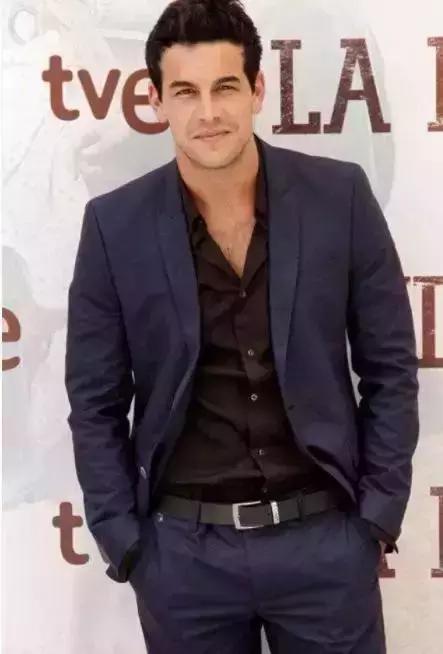 摆脱西装的沉闷感,怎么才能穿得更年轻?