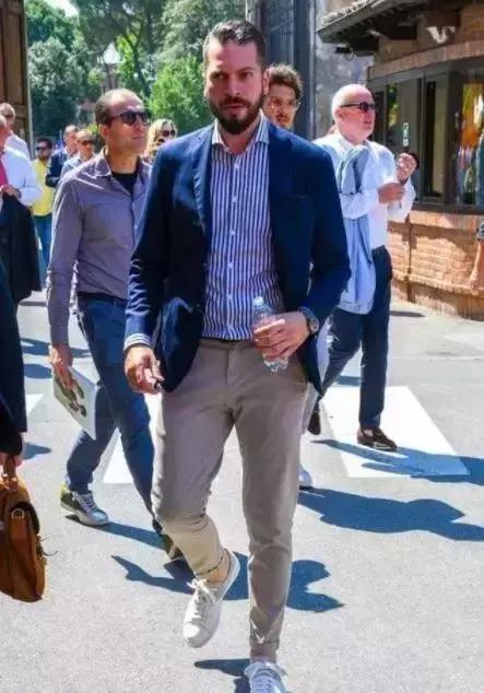 摆脱西装的沉闷感,怎么才能穿得更年轻?